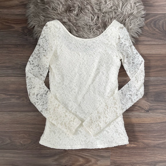 Unique Longsleeve with Lace Details - Picture 3 of 4